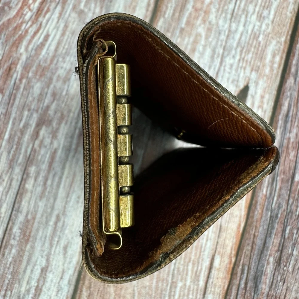 LOUIS VUITTON | Monogram Leather 4 Ring Key Holder - Picture 4 of 13